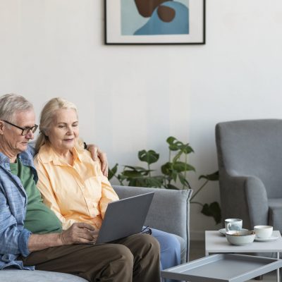 medium-shot-retired-couple-with-laptop